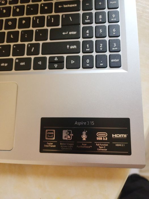 Продам почти новый ноутбук состояние идеальное