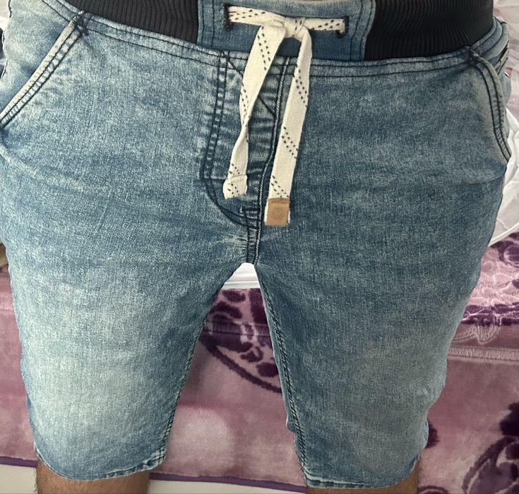 Vand blugi de barbati scurti marimea 36