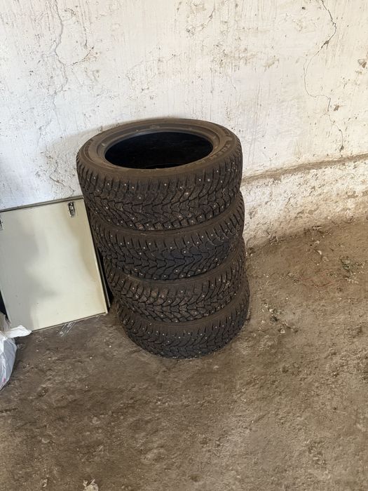 Продам шины шипы на камри