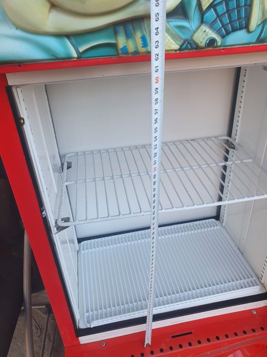 Frigidere vitrina una cu spatiu depozitare