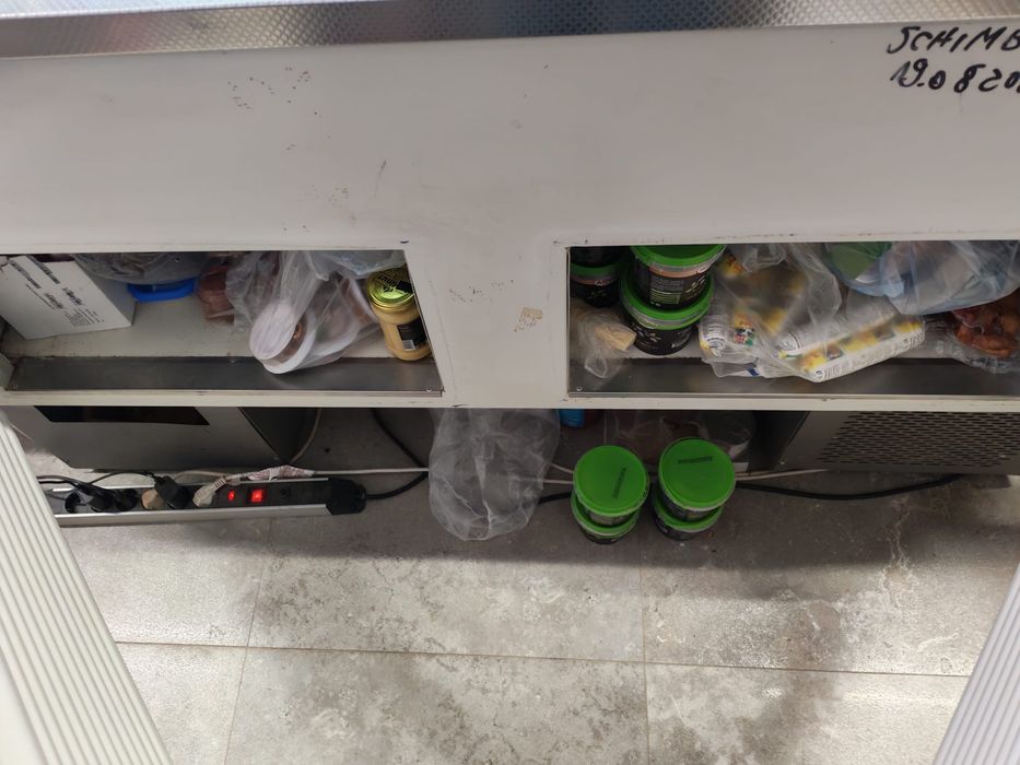Vand vitrina de mezeluri