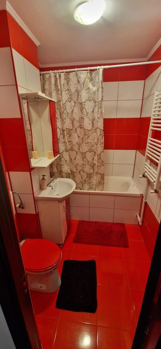 Închiriez apartament 2 camere mansarda.