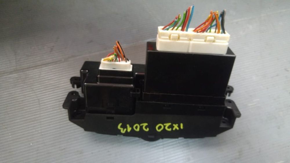 display cu butoane avarii si blocare usi  hyundai ix20 dupa 2011 94510-1k000