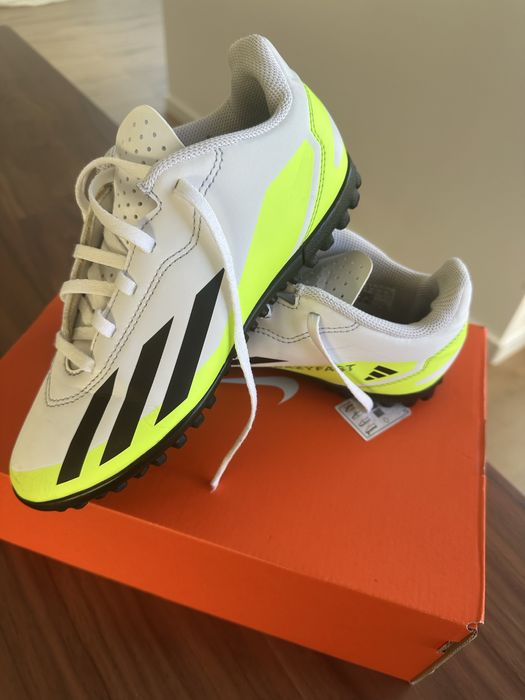 Adidasi pentru fotbal - marime 36 jumate