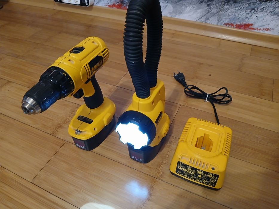Masina de găurit 18v (autofiletanta) Dewalt Dc970 + lanterna