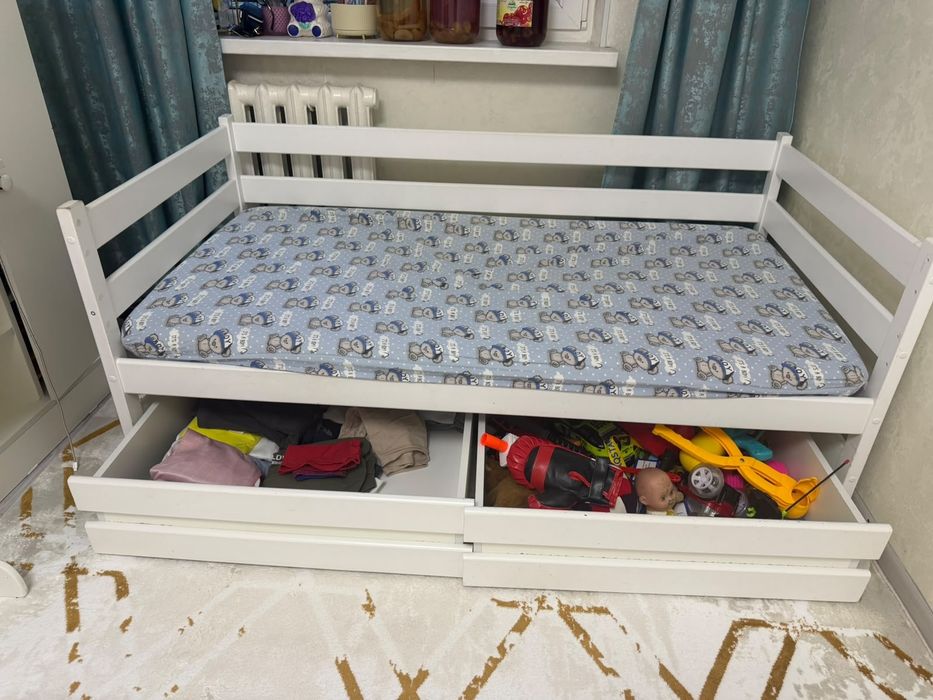 Продам стол письменный и кровать.