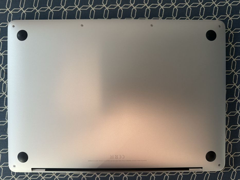 MacBook Pro 13” 2020 | 8GB RAM | 256GB | Touch Bar | Baterie 93%