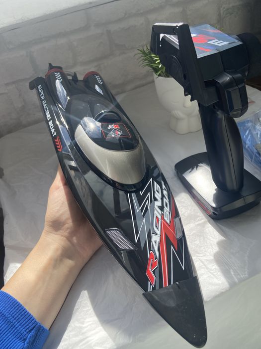 Lightning Racer – Бърза RC лодка 55 км/ч за водни приключения