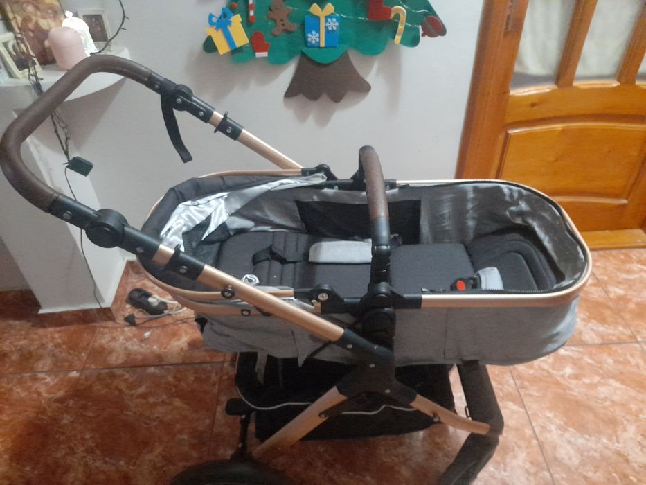 Vând cărucior pentru copii