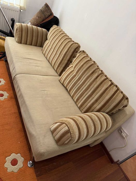 Vand   2 canapele extensibile, stare foarte buna - pret 500 lei/buc. neg. , un birou - pret 150 lei si o comoda de televizor - 250 lei
