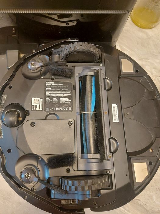 Robot aspirator shark