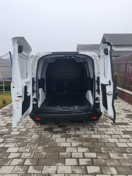 Ford Transit  Courier ușor avariat/avariate