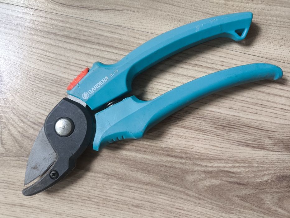 Ножици за подрязване на лизи , асми и овошки