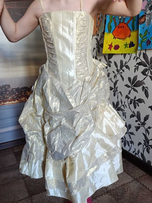 Продам  платье на 6-7 лет