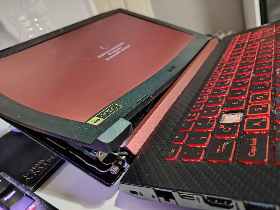 Acer Nitro 5 (17.3" Full HD / i7 8th Gen / 16GB RAM / GTX 1050 / 500GB SSD) — изисква ремонт на Матрица