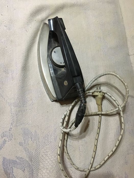 Утюг. В рабочем состоянии.