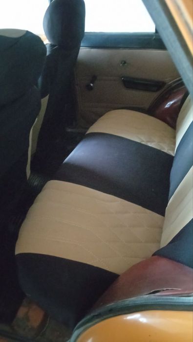 Москвич 412 yurib turibdi. Matan balonda.