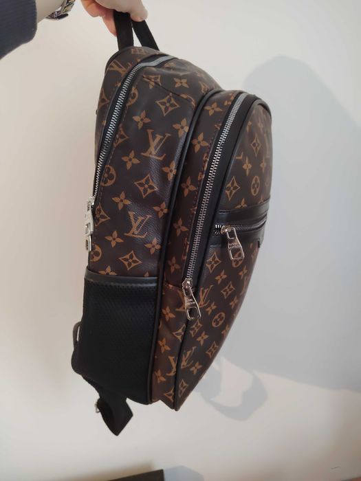Ghiozdan mare imitație piele și un anumit pattern