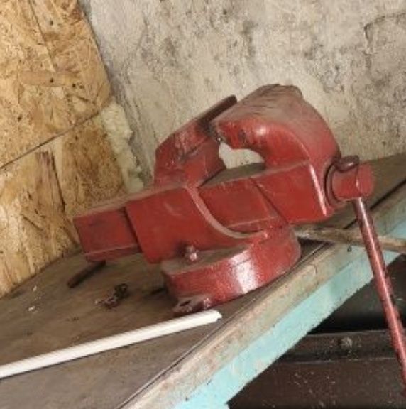 Продам металический стол тиски слесарные большие