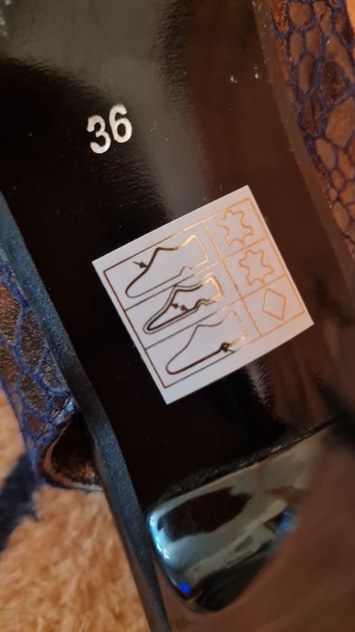 Sandale elegante din piele lăcuită măsură 36.Preț 35lei..