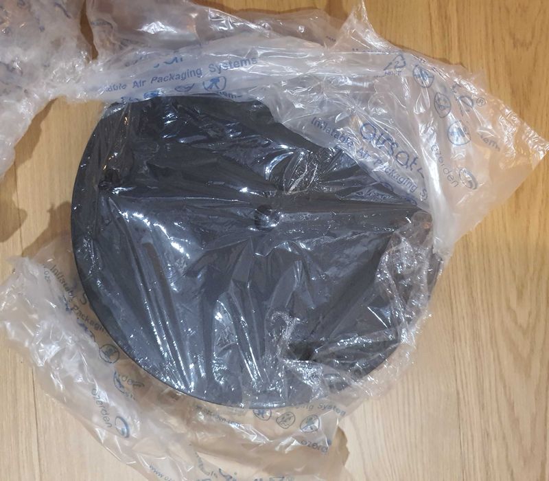 Lustra NOUĂ pe cablu din metal negru 3 becuri