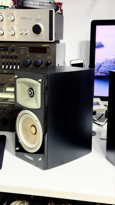 Yamaha NS B330 Boxe HiFi Bookshelf 2 Cai 6 Ohmi 40W 120W 55Hz 45kHz Tweeter Aluminiu Woofer 13cm Bass Reflex Negru Piano