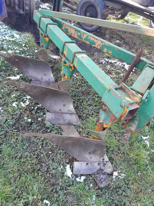 Vând tractor Belarus cu plug