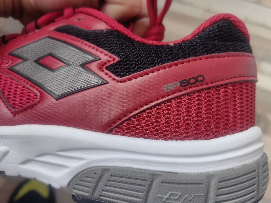 Маратонки нови 44 и 42 номер