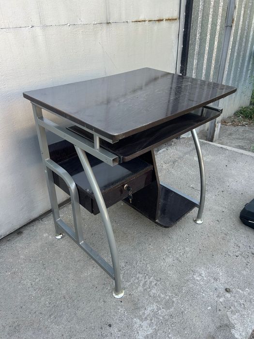 Стол белый черный под дерево