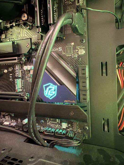 Мощно PC ASRock Gaming - Intel i9 с водно, 32TB DDR5, 1TB m.2 SSD