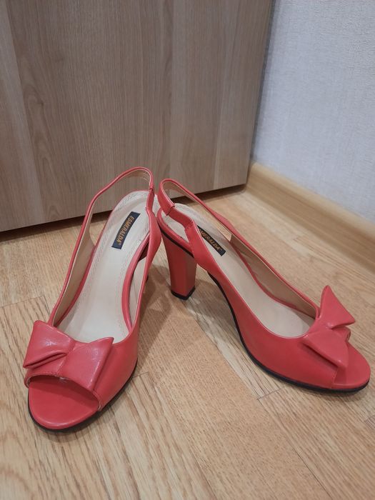 Продам кожаные босоножки