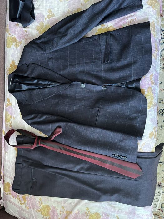 Костюм тройка  одевали 1 раз на свадьбу