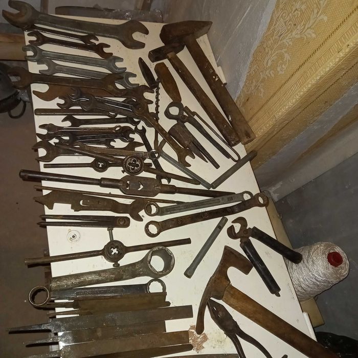 Стари инструменти гледа чукове брадвички пили и други неща