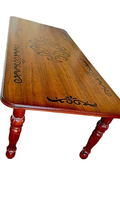 Большой деревянный стол