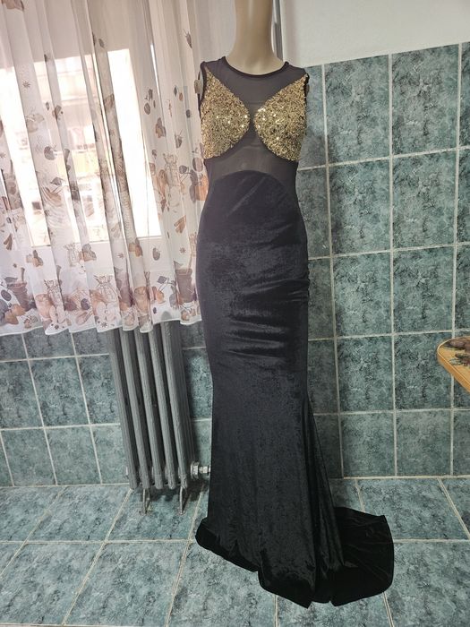 O superbitate de rochie din catifea neagră