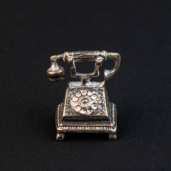 Миниатюрный телефон

Италия. II половина XX века

Серебро 800 пробы