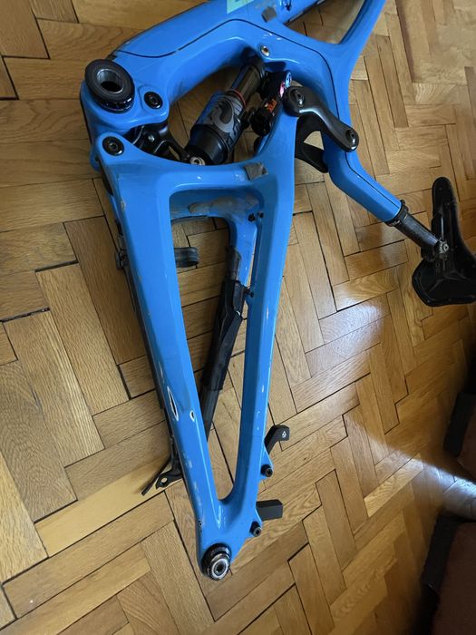 Santa Cruz V10 frame  + shock (XL size)