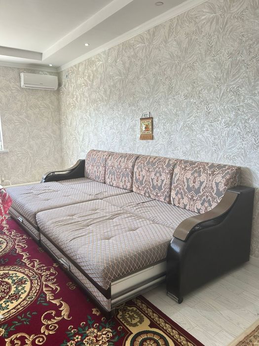 Диван большой шороший .