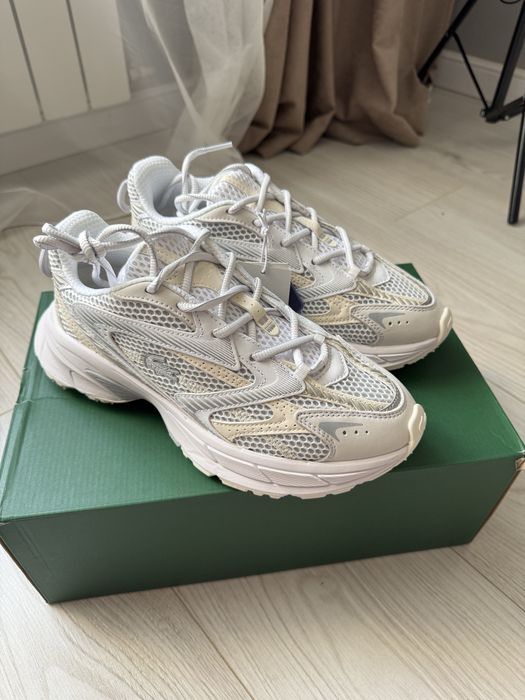 Продам новые кроссовки Lacoste