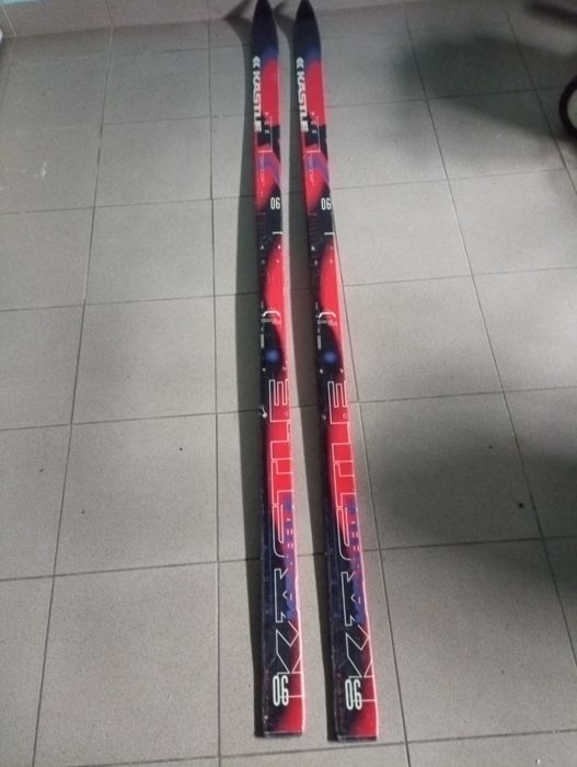 Продавам ски Kastle