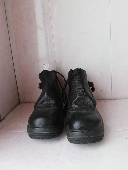 Продаю спецобувы