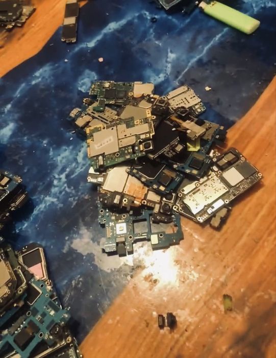 Принимаем платы телефона