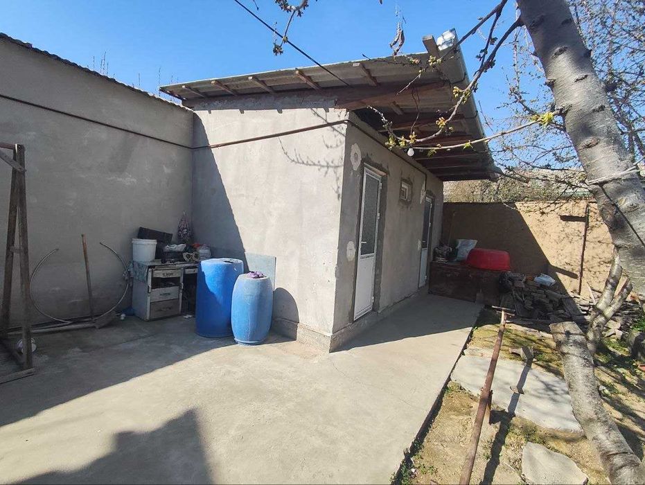 Срочно уй сотилади НОВ айрон ёнида, 4,5 сотих