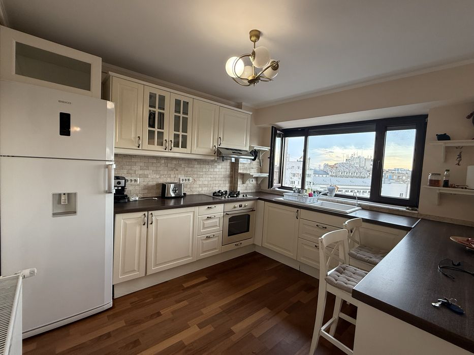 Apartament tip penthouse în piața romană
