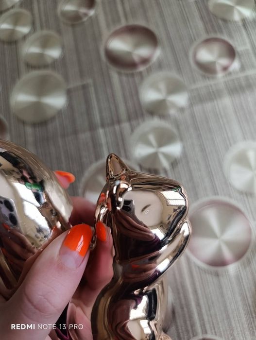 Стара статуетка катеричка с розов отенък