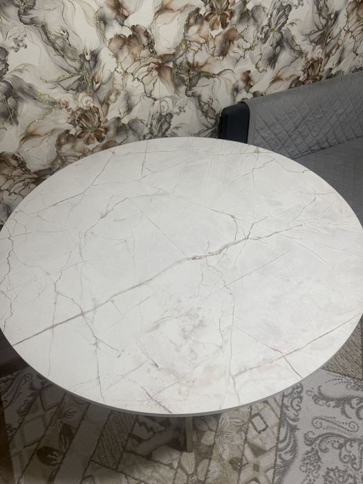 Продам стол обеденный 100х100х75 новый