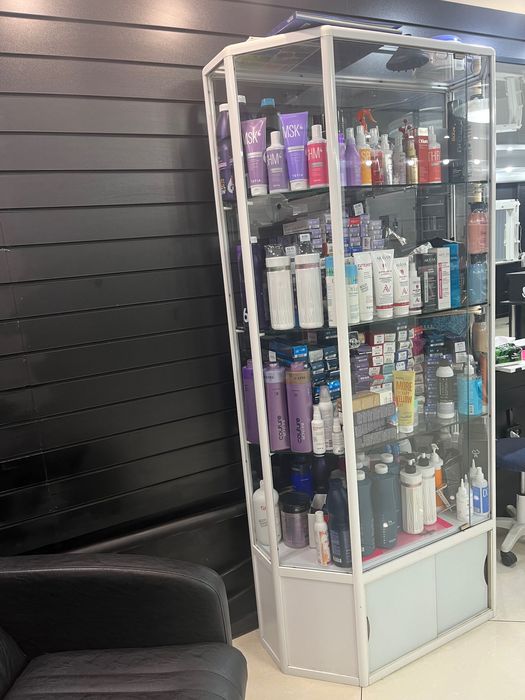 Витрина стеклянная с замком