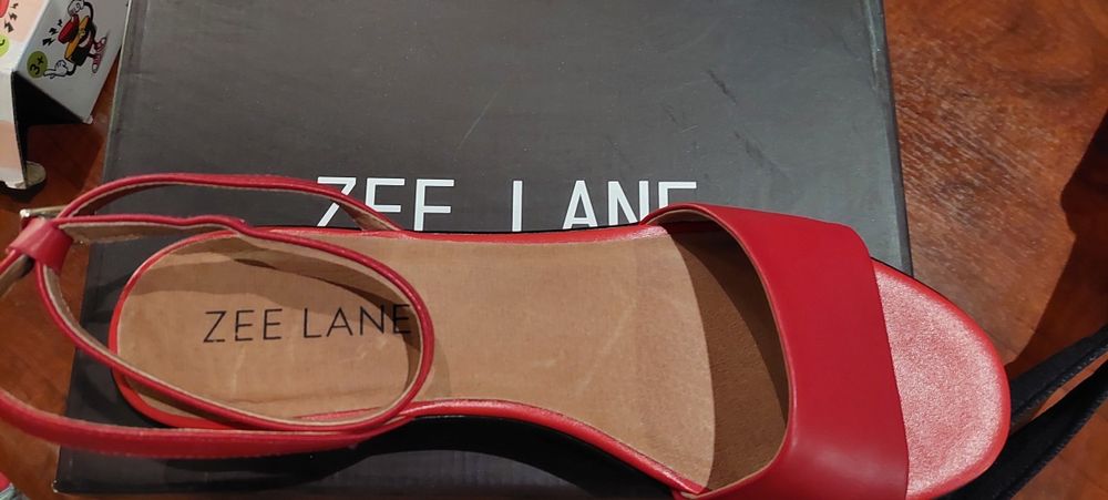 Sandale  noi rosii din piele marimea 40