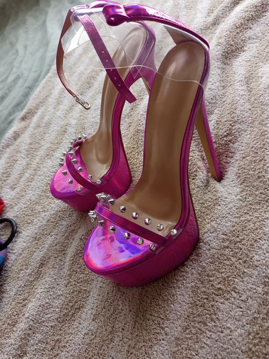 Дамски обувки на висок ток