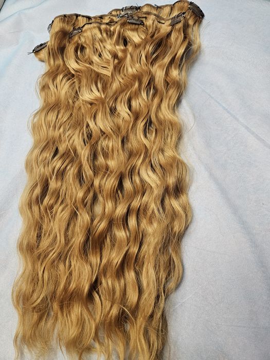 Естествено къдрава тъмно руса коса